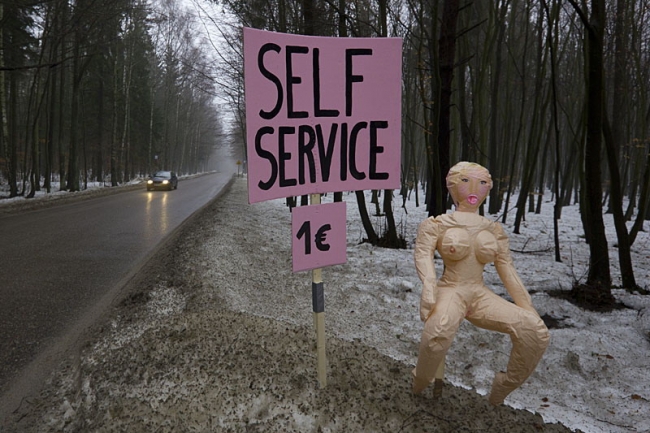 Self-service blow-up doll